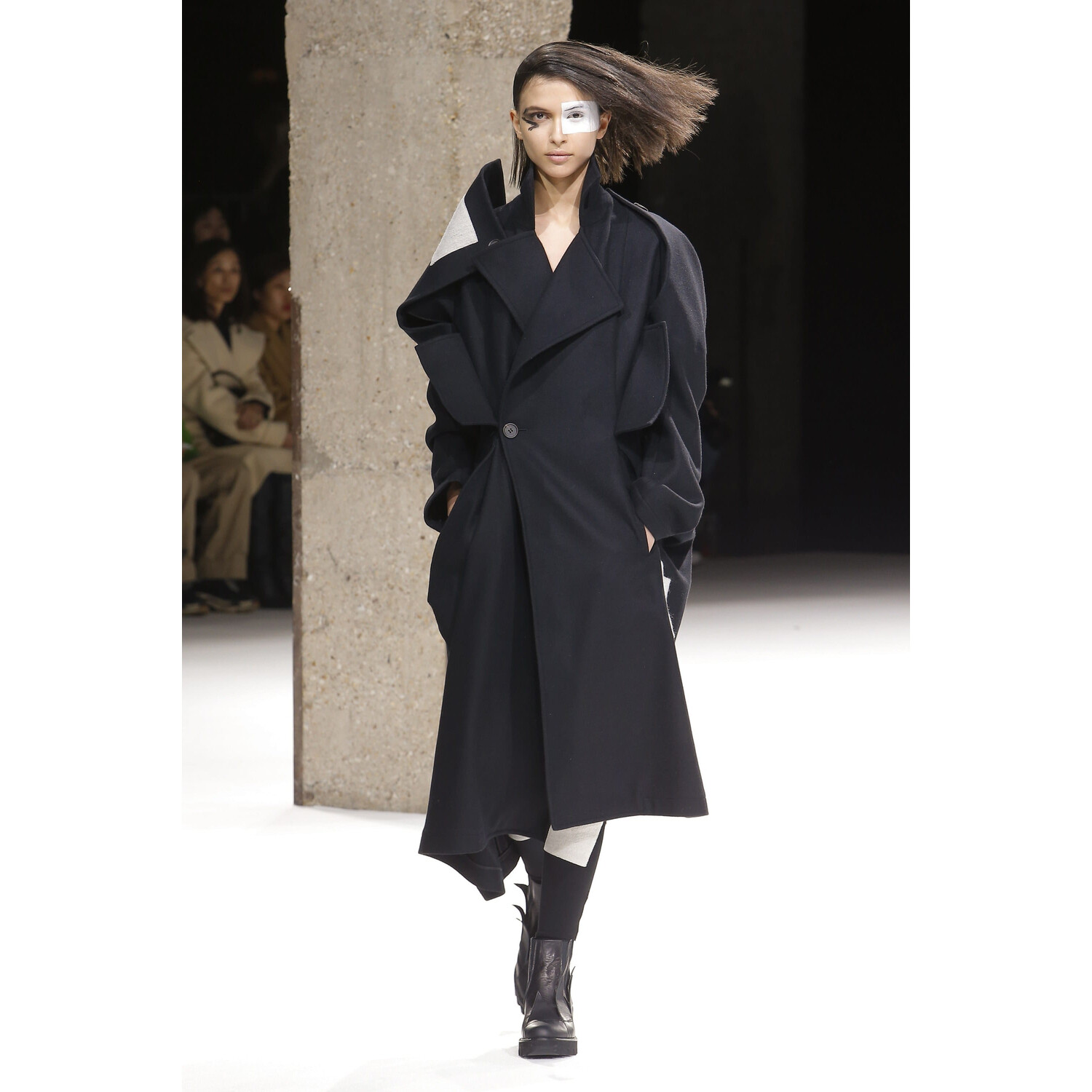 Фото Yohji Yamamoto Fall 2018 Ready-to-Wear , Ёдзи Ямамото осень зима 2018 , Fashion show , неделя моды в Париже , PFW , Mainstyles